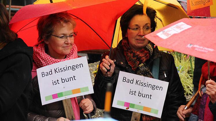 250 Demonstranten haben vor dem Landratsamt für ein buntes Bad Kissingen eingestanden. Foto: Benedikt Borst