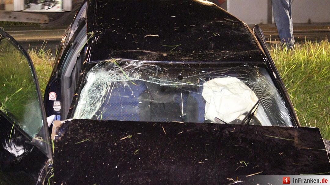 Pkw landet nach Überschlag auf Dach - Insassen kamen mit leichten Verletzungen davon