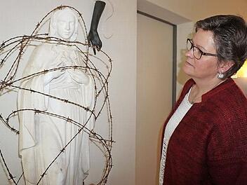 Die Madonna mit dem Stacheldraht wird von vielen Besuchern lange betrachtet. Auf dem Foto zu sehen ist Anja Vorndran aus Oberweißenbrunn.  Foto: Marion Eckert