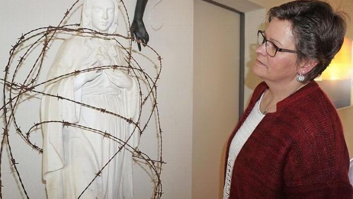 Die Madonna mit dem Stacheldraht wird von vielen Besuchern lange betrachtet. Auf dem Foto zu sehen ist Anja Vorndran aus Oberweißenbrunn.  Foto: Marion Eckert