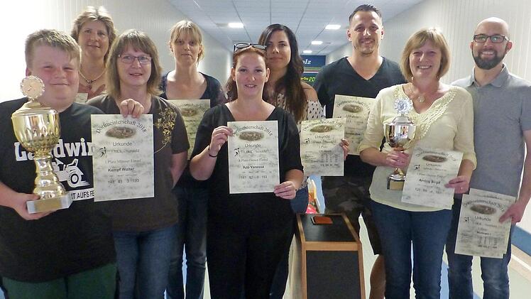 Die Besten der Dorfmeisterschaft 2018 des SKK Stettfeld, vorne von links: Julian Fösel nahm den Pokal für seinen Opa Walter Kempf entgegen; daneben Marianne Hümmer, Vanessa App und die neue Dorfmeisterin Birgit Amling; hinten, von links: Christine Franke, Daniela Spath, Sabrina Antgiovanni, Dirk Auernheimer und Thorsten Kneuer  Foto: me