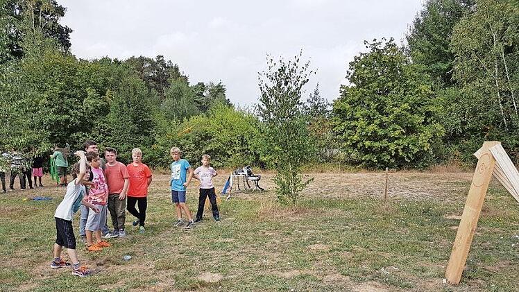 Beim Axtwerfen war Geschicklichkeit gefragt.  Fotos: pr