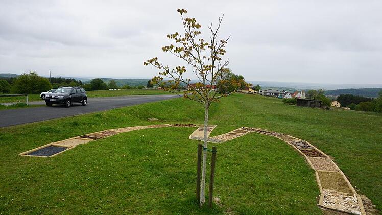 Am  Wanderparkplatz Sandberg (gegenüber dem Festzelt) beginnt der Pfad mit  einem Barfußpfad in Form eines "W" für die Walddörfer.Marion Eckert