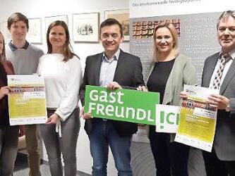 "Gastfreundlich in die Zukunft" - dieses Ziel haben (von links) Sarah von Poblocki (DSK), Maximilian Stöhr (SUM), Sandra Heinz (Tourismusbüro), Bürgermeister Jens Korn, Margarita Volk-Lovrinovic (Kommunalmarketing) und Bürgermeister Gerhard Wunder. Foto: Susanne Deuerling