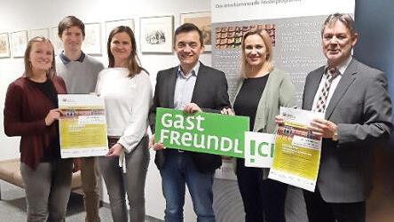 "Gastfreundlich in die Zukunft" - dieses Ziel haben (von links) Sarah von Poblocki (DSK), Maximilian Stöhr (SUM), Sandra Heinz (Tourismusbüro), Bürgermeister Jens Korn, Margarita Volk-Lovrinovic (Kommunalmarketing) und Bürgermeister Gerhard Wunder. Foto: Susanne Deuerling