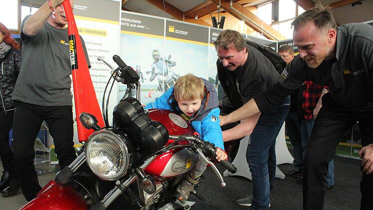 Was macht ein Vierjähriger im Neigungssimulator? Spaß haben! Der kleine Jonas hat seinen Ausflug mit seinem Papa zur Motorradmesse genossen. Foto: Markus Häggberg