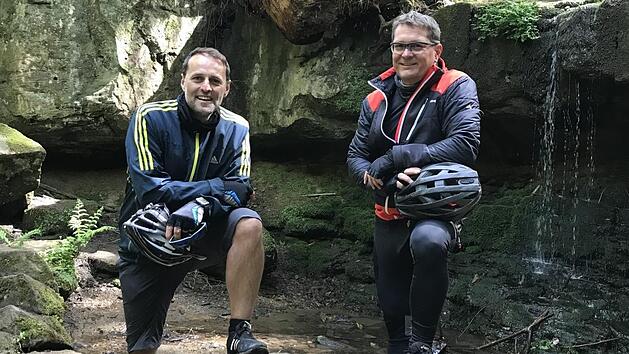 Auch im Frankenwald und ringsherum sucht Oliver Skall (r.) immer wieder nach Touren, die neue Einblicke bieten. Hier pausiert er mit seinem Schwager Daniel Wei&szlig;erth am Pfersag-Wasserfall bei Ebneth. Foto: privat