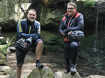 Auch im Frankenwald und ringsherum sucht Oliver Skall (r.) immer wieder nach Touren, die neue Einblicke bieten. Hier pausiert er mit seinem Schwager Daniel Weißerth am Pfersag-Wasserfall bei Ebneth. Foto: privat