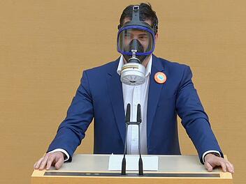 Mit Gasmaske am Rednerpult - AfD-Abgeordnetem Rederecht entzogen