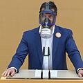 Mit Gasmaske am Rednerpult - AfD-Abgeordnetem Rederecht entzogen