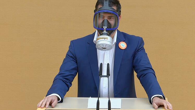 Mit Gasmaske am Rednerpult - AfD-Abgeordnetem Rederecht entzogen
