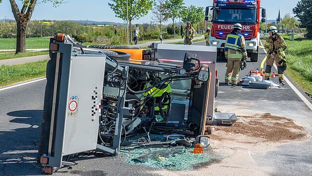 Unfall bei Bamberg: Fahrer kippt mit Gartenbaumaschine um
