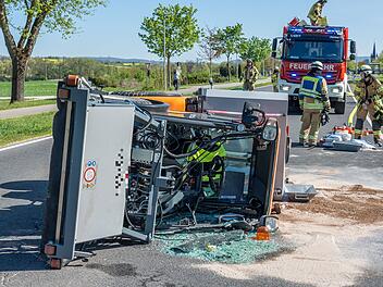 Unfall bei Bamberg: Fahrer kippt mit Gartenbaumaschine um