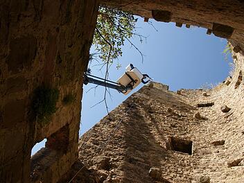 Klaus Keupp vom Bauamt misst die Höhe der Turmgeschosse.  Foto: Arkadius Guzy