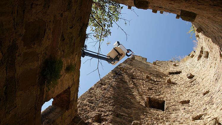Klaus Keupp vom Bauamt misst die Höhe der Turmgeschosse.  Foto: Arkadius Guzy