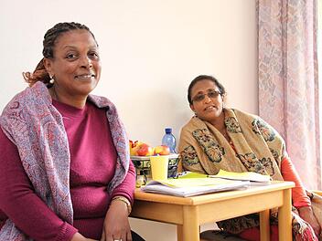 Tsion Gebru (links) und Etete Werotew aus Äthiopien gehören zu den bislang 1470 Asylbewerbern, die sich in diesem Jahr bislang im Regierungsbezirk Unterfranken in Sicherheit gebracht haben. Beide wohnen in der Gemeinschaftsunterkunft Hammelburg. Foto: Markus Reeh
