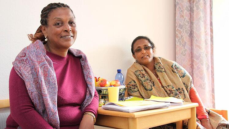 Tsion Gebru (links) und Etete Werotew aus Äthiopien gehören zu den bislang 1470 Asylbewerbern, die sich in diesem Jahr bislang im Regierungsbezirk Unterfranken in Sicherheit gebracht haben. Beide wohnen in der Gemeinschaftsunterkunft Hammelburg. Foto: Markus Reeh