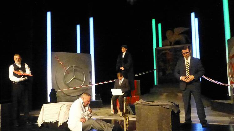 Höhepunkt der Shylock-Handlung im "Kaufmann von Venedig": Porzia (Alice von Lindenau), verkleidet als Richter (hinten, vor ihr Gerichtsdienerin Nerissa, Maja Müller) erläutert Shylock (Carsten Klemm, links), weshalb er Recht hat und nicht Recht bekommen kann, während der todgeweihte Kaufmann Antonio (Andreas Klaue, Mitte) und Venedigs arroganter Vize-Doge ( Raphael Grosch) ungläubig zuhören. Foto: Ahnert