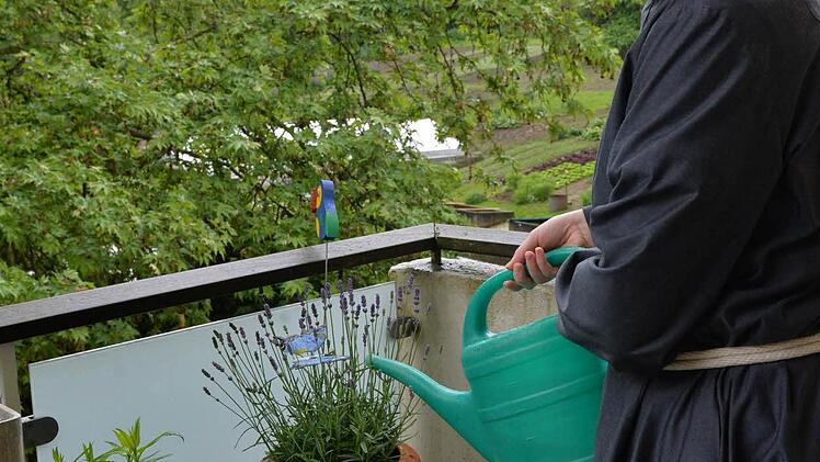 Beim Blumen gießen auf dem Balkon Foto: Ronald Rinklef