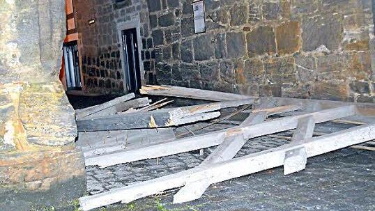 Vollkommen zerstört war das Hattersdorfer Tor nach dem Unfall im September 2014. Foto: Feuerwehr Seßlach