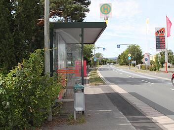 19 Kilometer von ihrem Wohnort Fesselsdorf entfernt sind die Kinder an der Haltstelle in Melkendorf aus dem Bus ausgestiegen. Foto: Alexander Hartmann