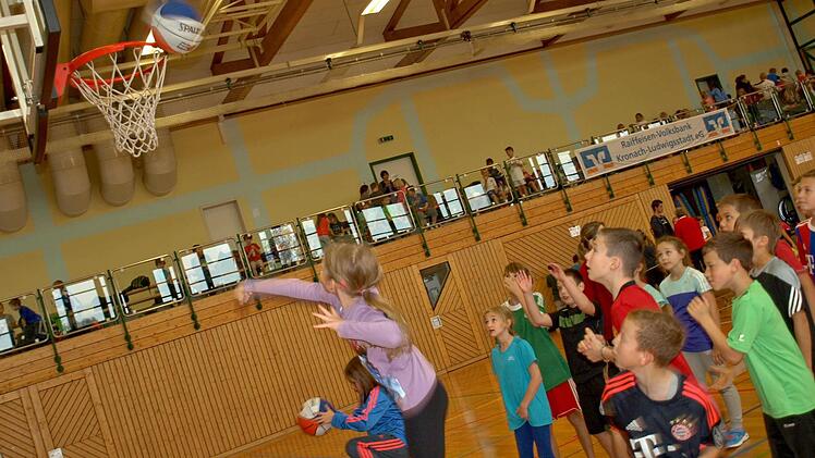 Das wird ein Treffer - die "beste" Station war für die Schüler immer noch "das Werfen". Foto: Susanne Deuerling