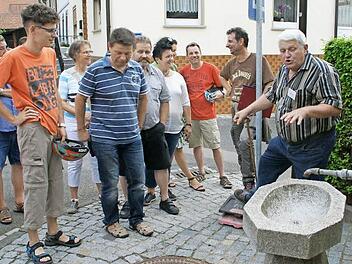 Rund 30 Zuhörer folgten Willi Lediger vom heimatgeschichtlichen Verein Eltmann auf den Spuren der früheren Stadtmauer. Unser Bild entstand am so genannten "Schulbrunnen". Fotos: Sabine Weinbeer