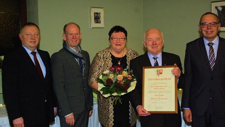 Otmar Pfister (zweiter von rechts) ist neuer Ehrenbürger des Marktes Elfershausen. Dazu gratulierten (von links) Landrat Thomas Bold, Bürgermeister Karlheinz Kickuth und Vize-Bürgermeister Jürgen Englert. Hildegard Pfister (Foto) unterstützte ihren Gatten in allen Belangen.
