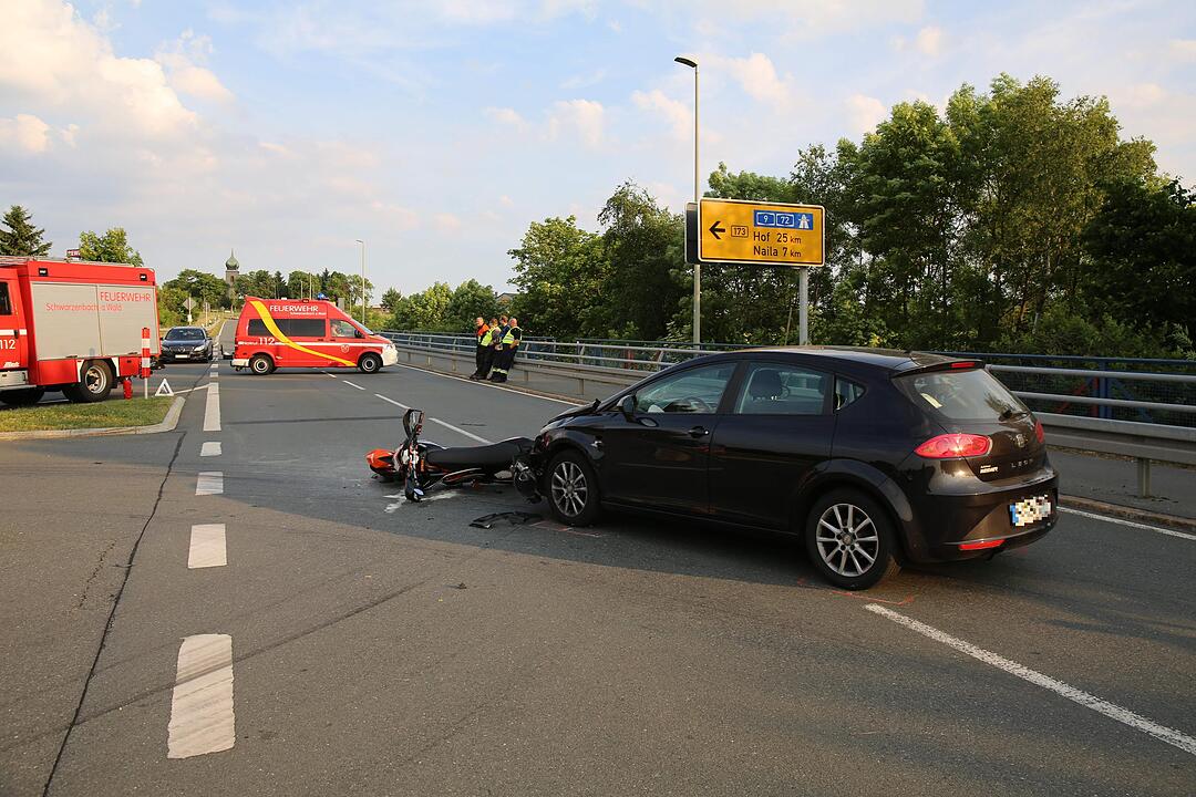 Kreis Hof: Junge Autofahrerin übersieht Motorrad beim Abbiegen - Lebensgefahr