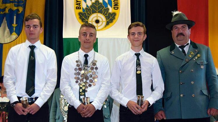 Das Königshaus der Jugend mit (von links): 2. Ritter Niklas Hehmke, König Tim Freitag, 1. Ritter Sebastian Leise und 2. Jugendleiter Frank Schwarz. Foto: Andreas Welz