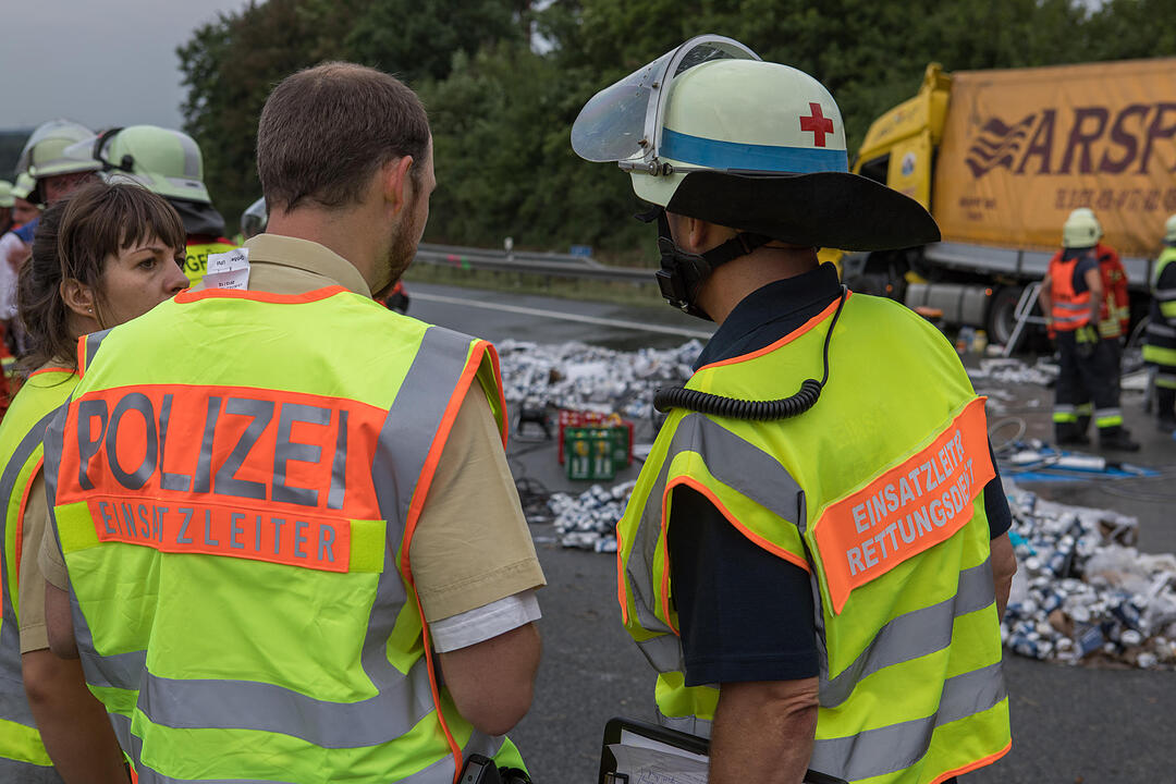 Auffahrunfall auf der A9 bei Allersberg: Lkws krachen ineinander – Bergungsarbeiten laufen