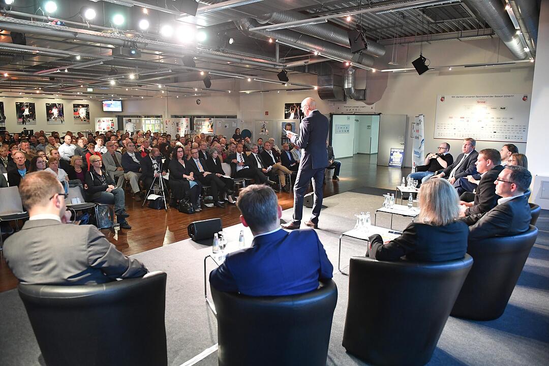 Podiumsdiskussion zur Bundestagswahl in der Brose Arena in Bamberg