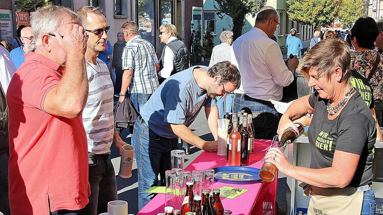 Beim Flohmarkt gab es wirklich so gut wie alles zu kaufen, von gebrauchter Kleidung über Porzellan bis zu Büchern und Zeitschriften. Foto: Dieter Britz
