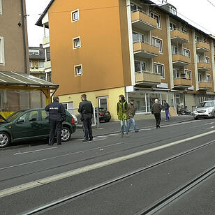 Person eingeklemmt: Rentnerin versuchte einzuparken
