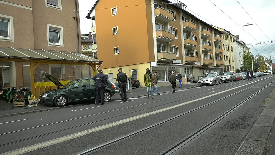 Person eingeklemmt: Rentnerin versuchte einzuparken