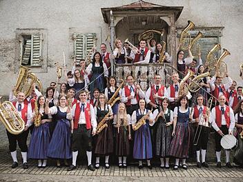 Die Blaskapelle Ebenhausen freut sich auf ihren diesjährigen Konzertabend mit dem Motto "Weltenbummler" am Freitagabend in der Wandelhalle. Foto: Jessica Weis
