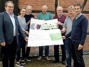 Stolz stellen die Immobilienlotsen ihre Plakate und sich selbst vor. Von links Dritter Bürgermeister Thomas Reißig, Margarete Volk-Lovrinovic, Rainer Kober, Heinz Kolb, Eugen Bätz, Jürgen Eckert und Hans Kuhnlein. Es fehlte urlaubsbedingt Bruno Beierlorzer.  Foto: Susanne Deuerling