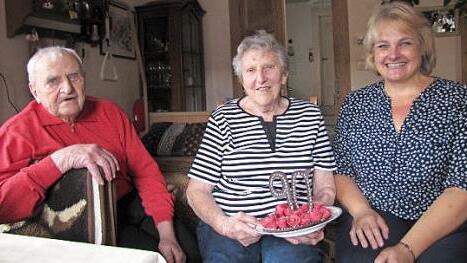 Zweite Bürgermeisterin Nina Liebermann gratuliert Martha Horn aus Welsberg zum 90. Geburtstag. Ehemann Oskar Horn feiert mit.  Foto: Martin Koch