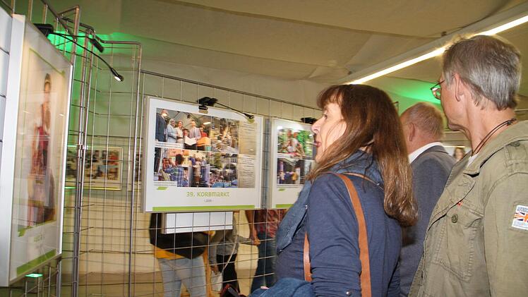 : Eine Ausstellung zeigt einen Querschnitt aus 40 Jahren Korbmarkt-Geschichte.