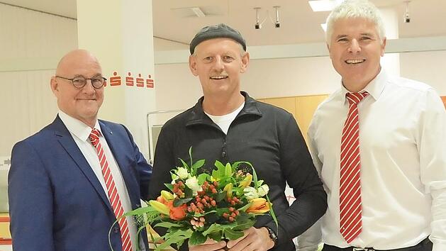 Volker Hofmann (Mitte) ist gl&uuml;cklicher Gewinner von 10&nbsp;000 Euro. Ihm gratulierten Peter Goihl und Heiko Kopp (Sparkasse Kulmbach-Kronach).  Foto: Karl-Heinz Hofmann