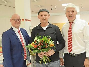 Volker Hofmann (Mitte) ist glücklicher Gewinner von 10 000 Euro. Ihm gratulierten Peter Goihl und Heiko Kopp (Sparkasse Kulmbach-Kronach).  Foto: Karl-Heinz Hofmann