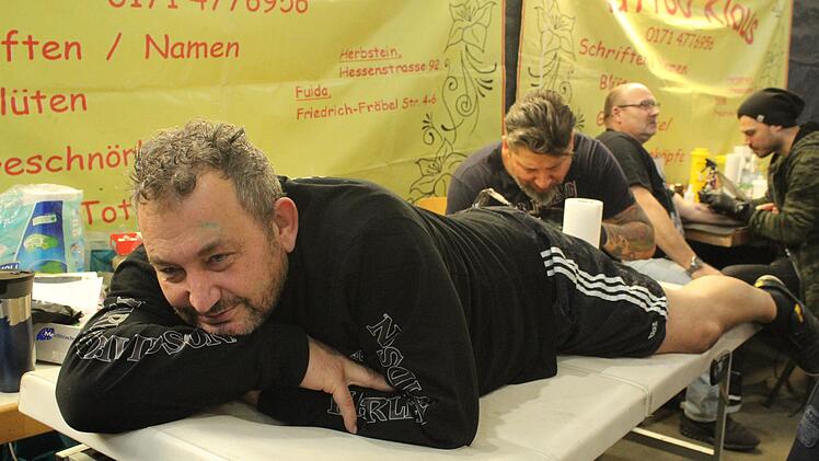 Stoizismus in Reinkultur. Schmerzen und Tattoos gehören zusammen, dieser Mann aber, wenn er auch nicht genießt, schweigt doch. Foto: Markus Häggberg