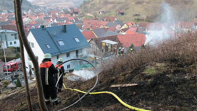 Oberhalb eines Anwesens in Sulzthal griff ein Brand auf den benachbarten Wald über.
