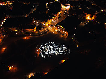 Coburg: Lichtermeer gegen Rechtsextremismus in Innenstadt - über 2500 Menschen