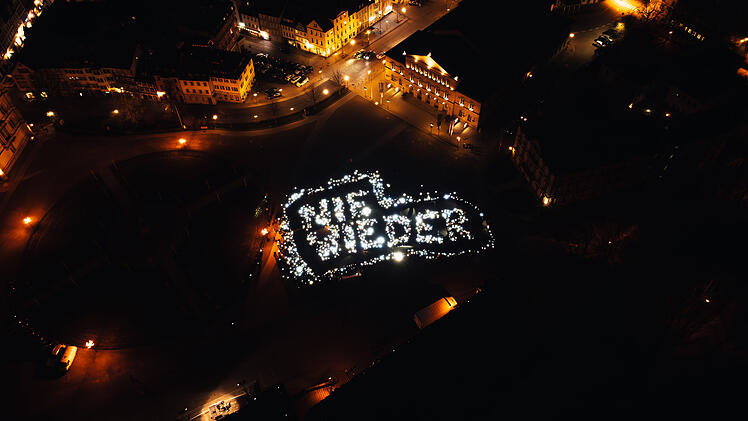 Coburg: Lichtermeer gegen Rechtsextremismus in Innenstadt - über 2500 Menschen
