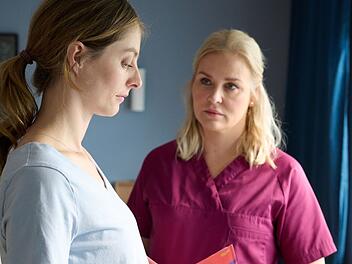 Hebamme Lena Lorenz (Judith Hoersch, rechts) macht sich Sorgen um ihre Patientin Vivien Ofrazek (Paula Kroh).