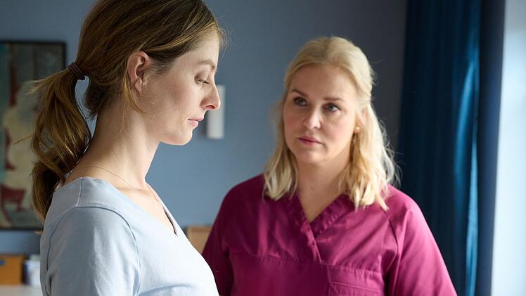 Hebamme Lena Lorenz (Judith Hoersch, rechts) macht sich Sorgen um ihre Patientin Vivien Ofrazek (Paula Kroh).