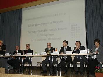 Der Landkreis Haßberge will das ministerielle Qualitätssiegel "Bildungsregion in Bayern". Das erste Dialogforum dazu fand am Mittwoch in Haßfurt statt.  Auf dem Podium saßen unter anderem (von links) Landrat Rudolf Handwerker, Regierungsvizepräsident  Andreas Metschke, der Leitende Ministerialrat Stefan Graf, der Ministerialbeauftragte für die Gymnasien in Unterfranken, Gert Weiß, der Koordinator der Bildungsregionen, Bertram Odoj, der Kreisvorsitzenden des Bayerischen Gemeindetags, Oskar Ebe...
