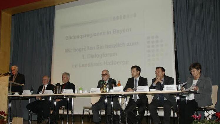 Der Landkreis Haßberge will das ministerielle Qualitätssiegel "Bildungsregion in Bayern". Das erste Dialogforum dazu fand am Mittwoch in Haßfurt statt.  Auf dem Podium saßen unter anderem (von links) Landrat Rudolf Handwerker, Regierungsvizepräsident  Andreas Metschke, der Leitende Ministerialrat Stefan Graf, der Ministerialbeauftragte für die Gymnasien in Unterfranken, Gert Weiß, der Koordinator der Bildungsregionen, Bertram Odoj, der Kreisvorsitzenden des Bayerischen Gemeindetags, Oskar Ebe...