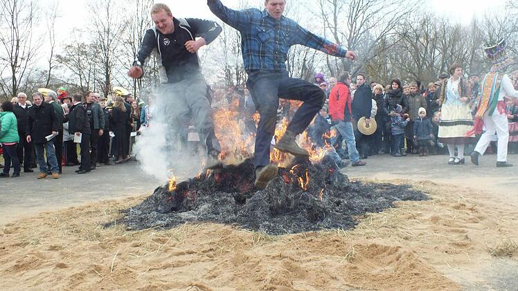 Am Ende wurden die "Felle" der Strohbären verbrannt, und einige Mutige sprangen über das Feuer. Fotos: Manfred Welker